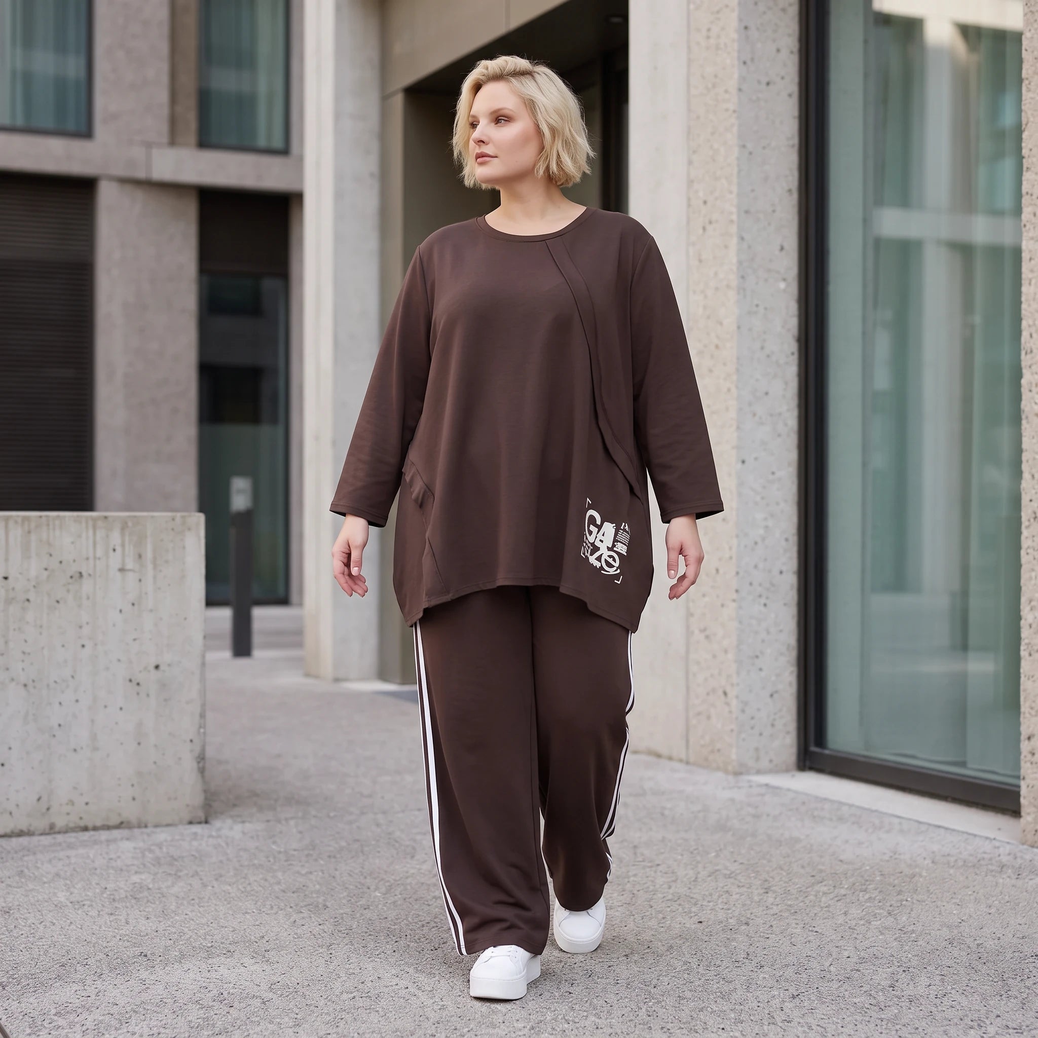 Braunes Langarmshirt in lockerer A-Linie aus French Terry mit Grafikprint Außennähten