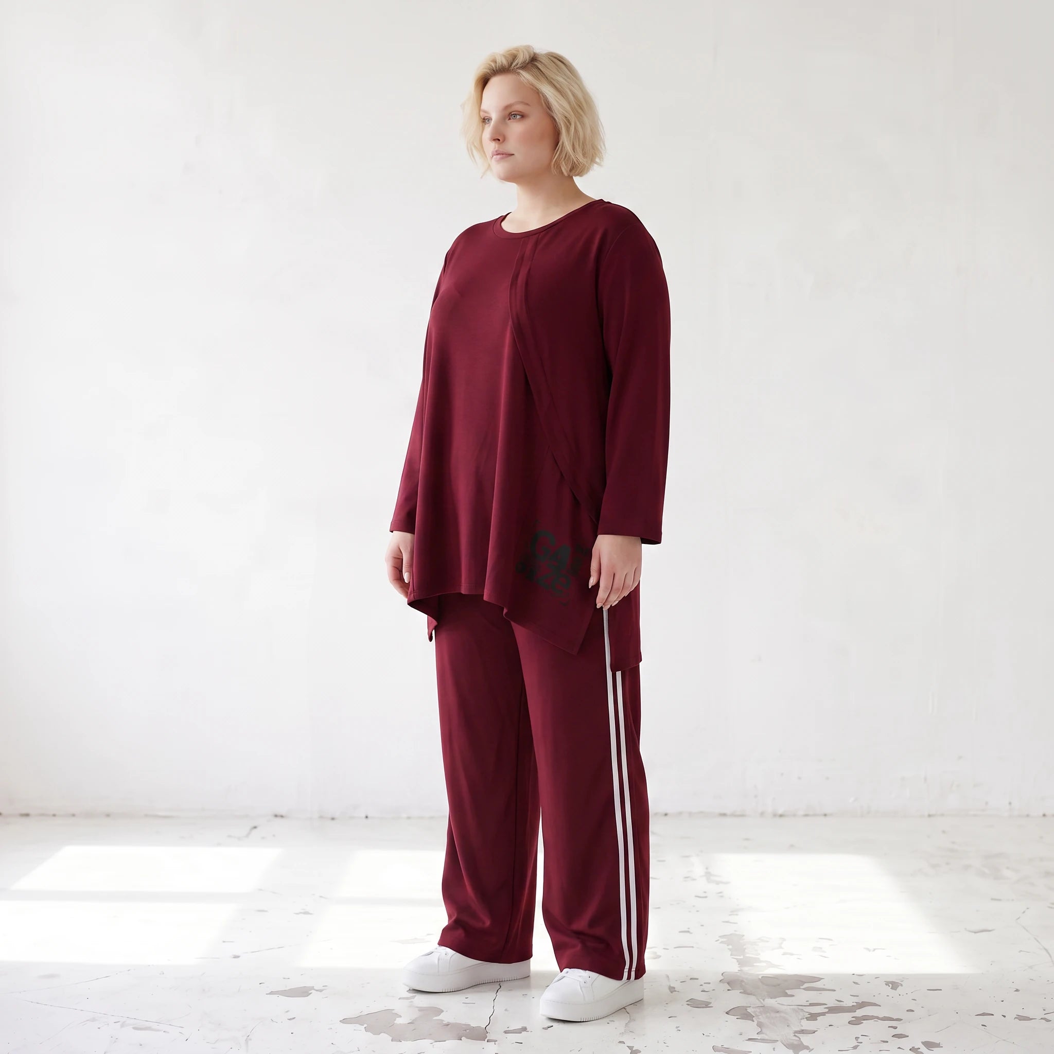 Bordeaux Langarmshirt in A-Linie aus French Terry mit Außennähten und Grafikprintdetail