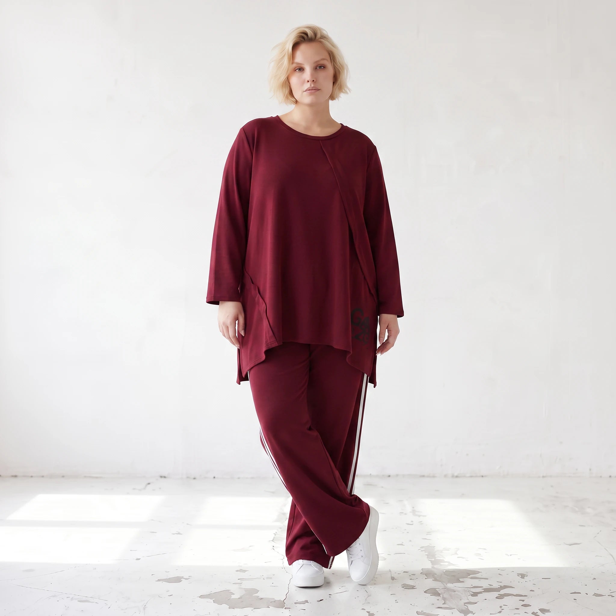 Bordeaux Langarmshirt in A-Linie aus French Terry mit Außennähten und Grafikprintdetail