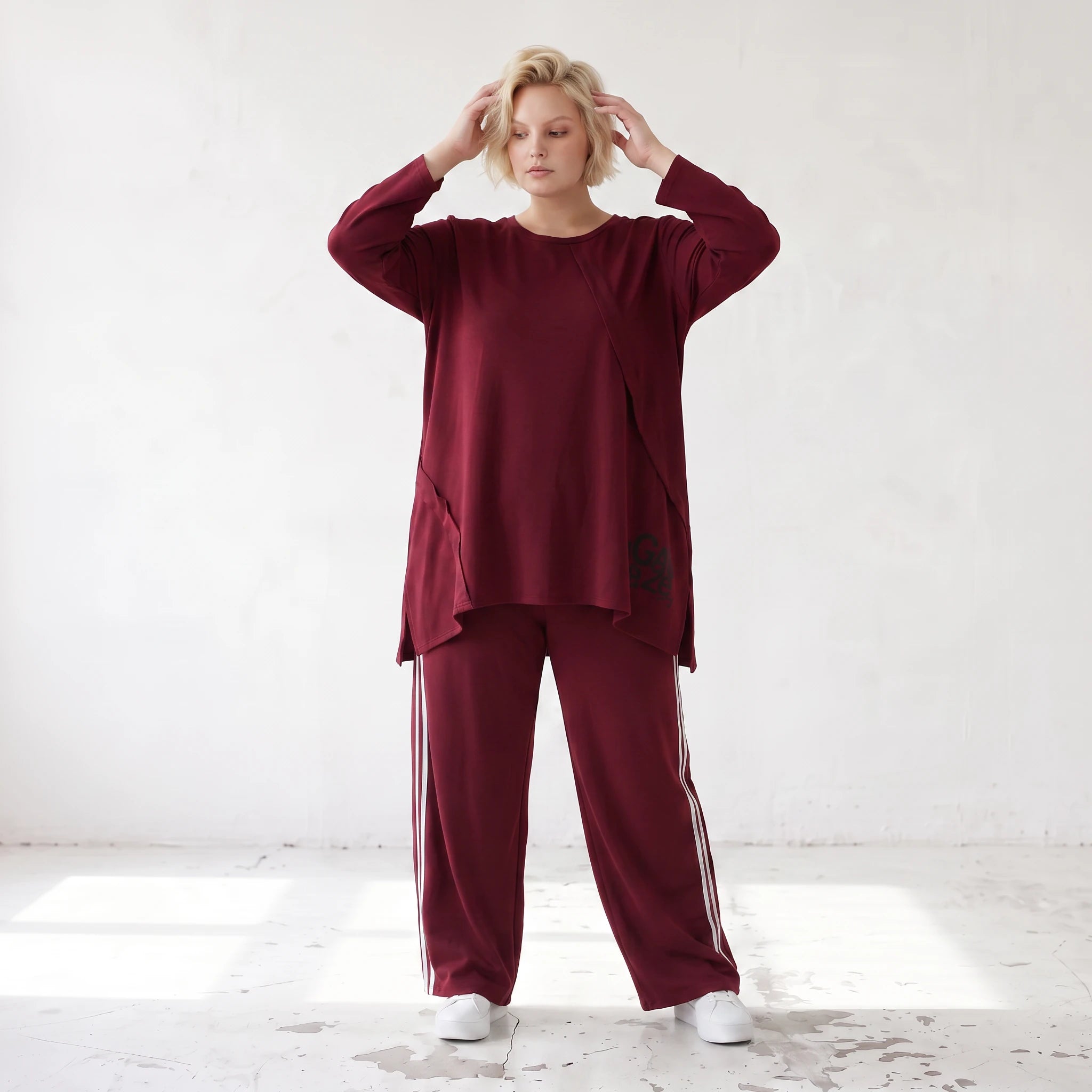 Bordeaux Langarmshirt in A-Linie aus French Terry mit Außennähten und Grafikprintdetail