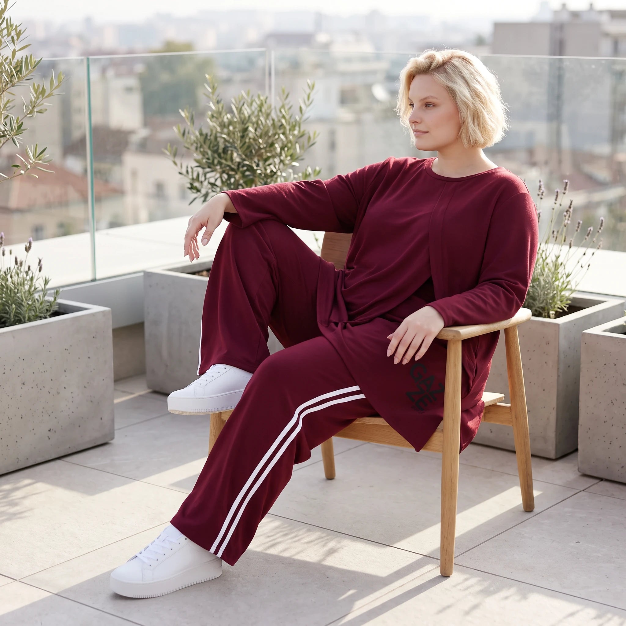 Bordeaux Langarmshirt in A-Linie aus French Terry mit Außennähten und Grafikprintdetail