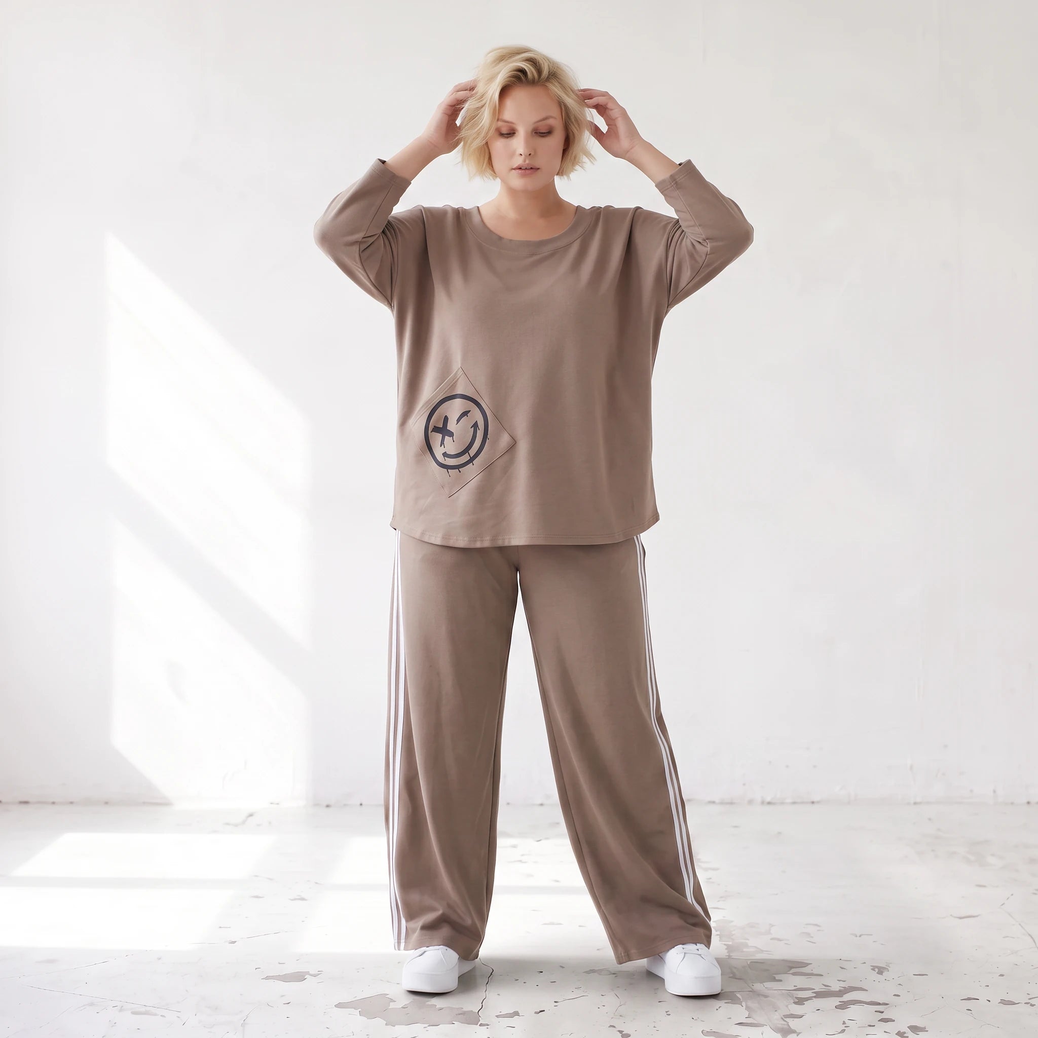 Sweatshirt aus French Terry mit Smileyprint und asymmetrischer Tasche in gerundeter Form