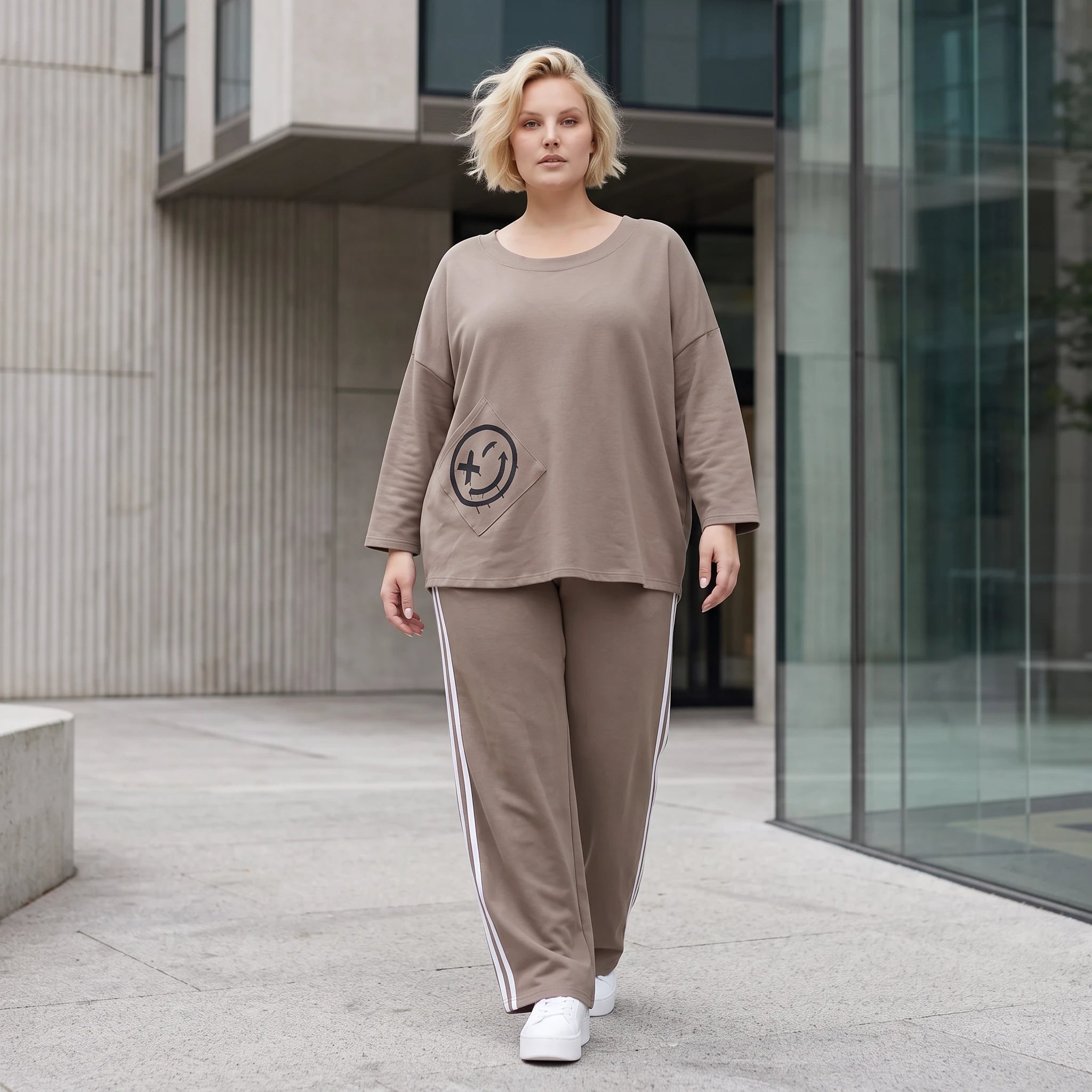 Sweatshirt aus French Terry mit Smileyprint und asymmetrischer Tasche in gerundeter Form