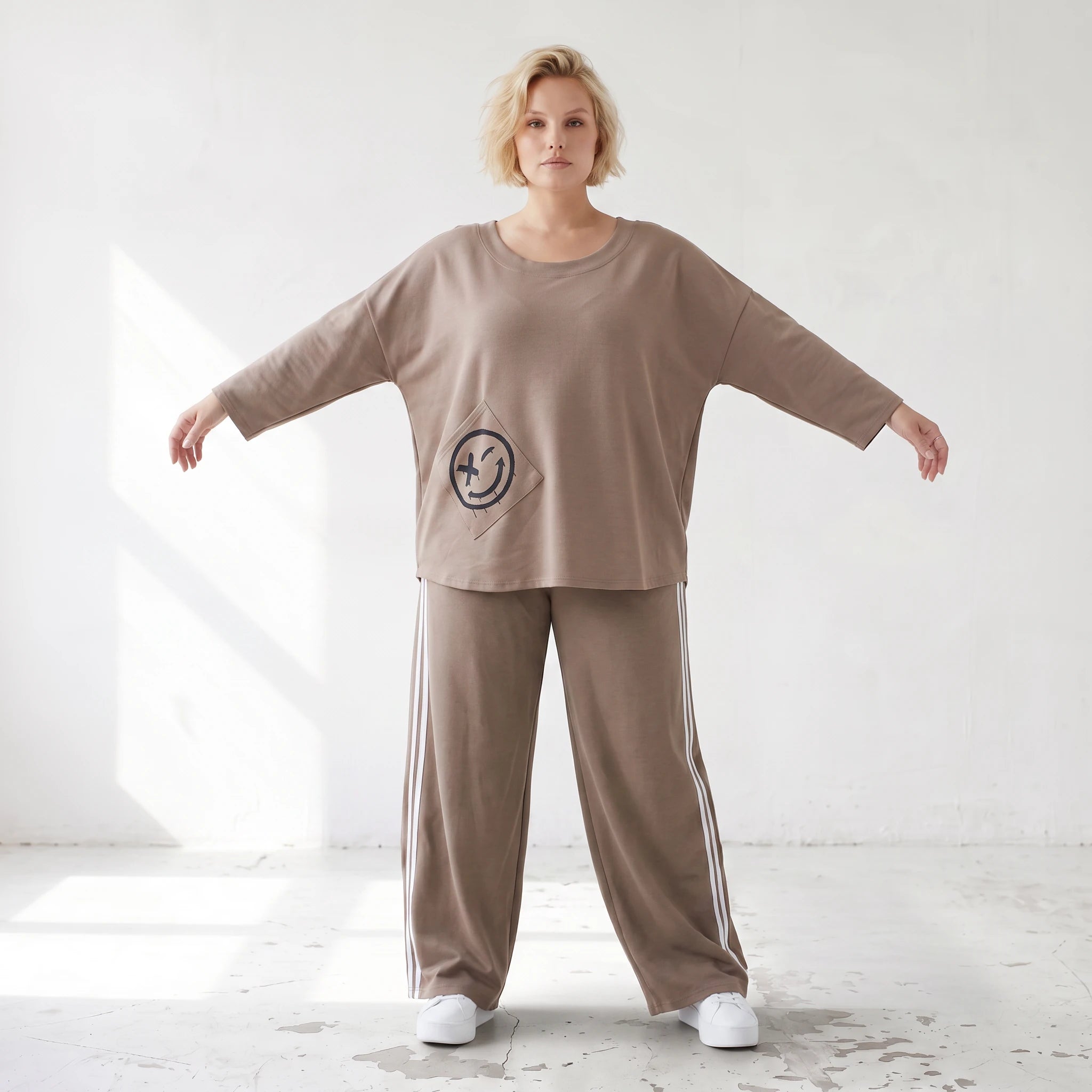 Sweatshirt aus French Terry mit Smileyprint und asymmetrischer Tasche in gerundeter Form