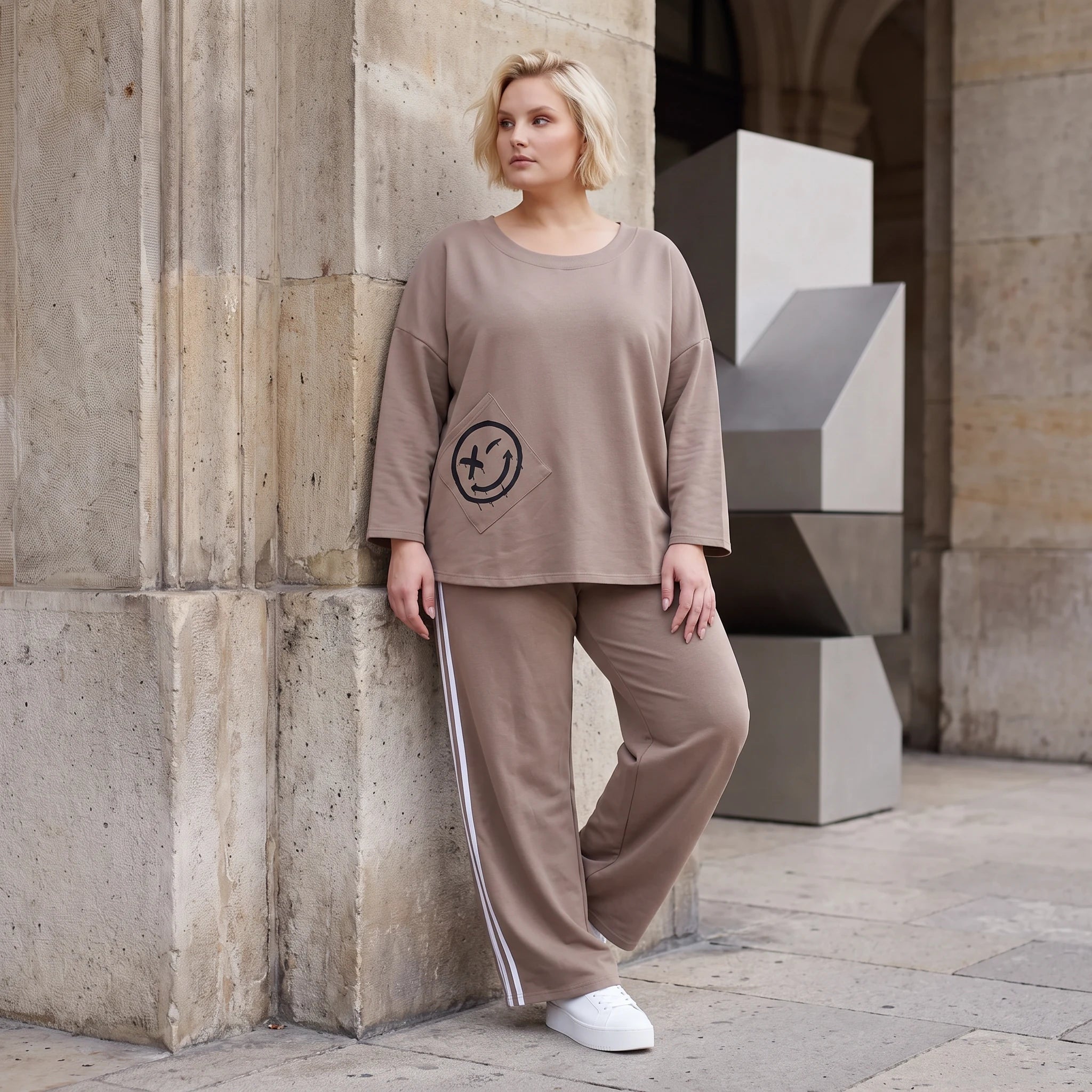 Sweatshirt aus French Terry mit Smileyprint und asymmetrischer Tasche in gerundeter Form