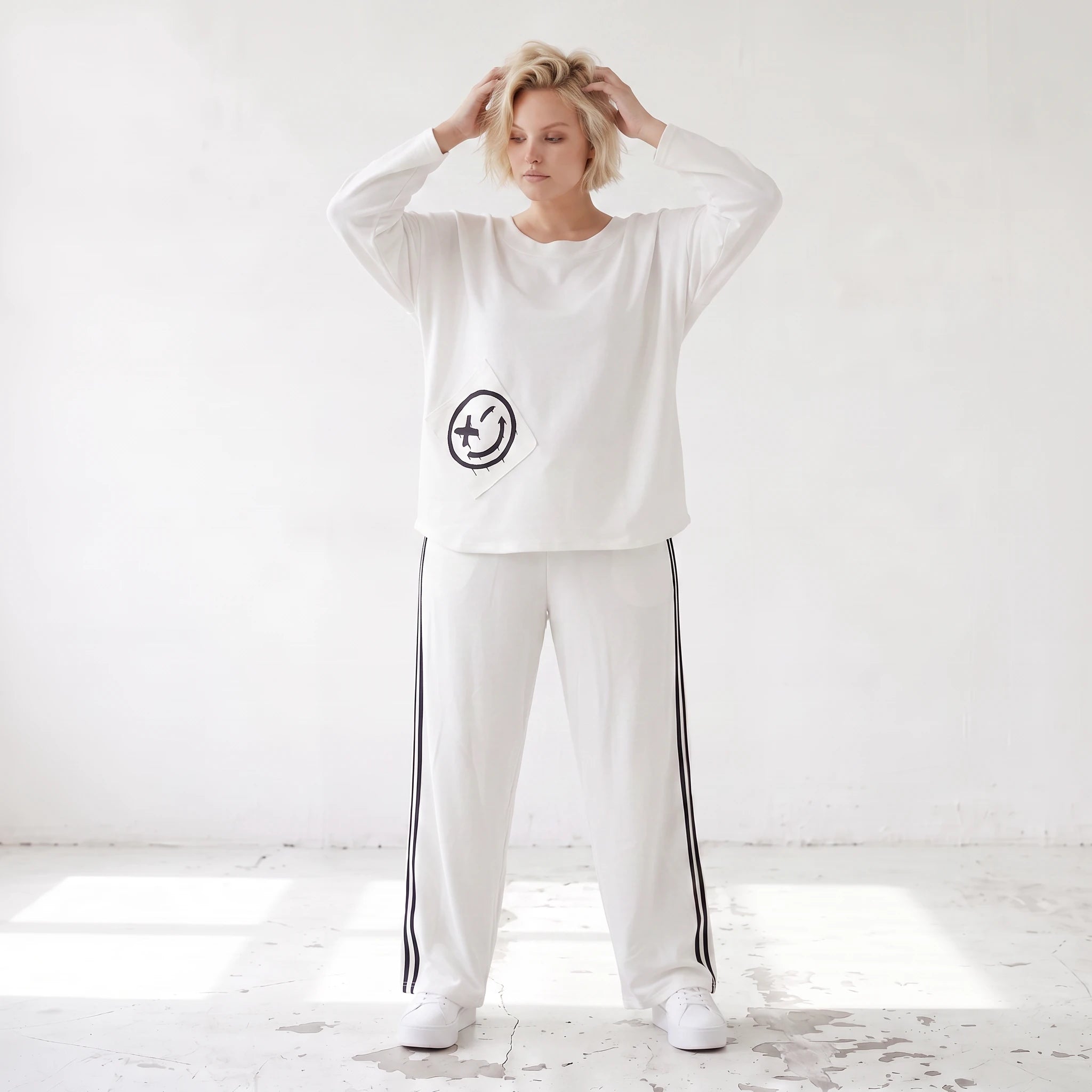 French Terry Sweatshirt mit Smileyprint an asymmetrischer Tasche Rundhals und 7/8-Arm