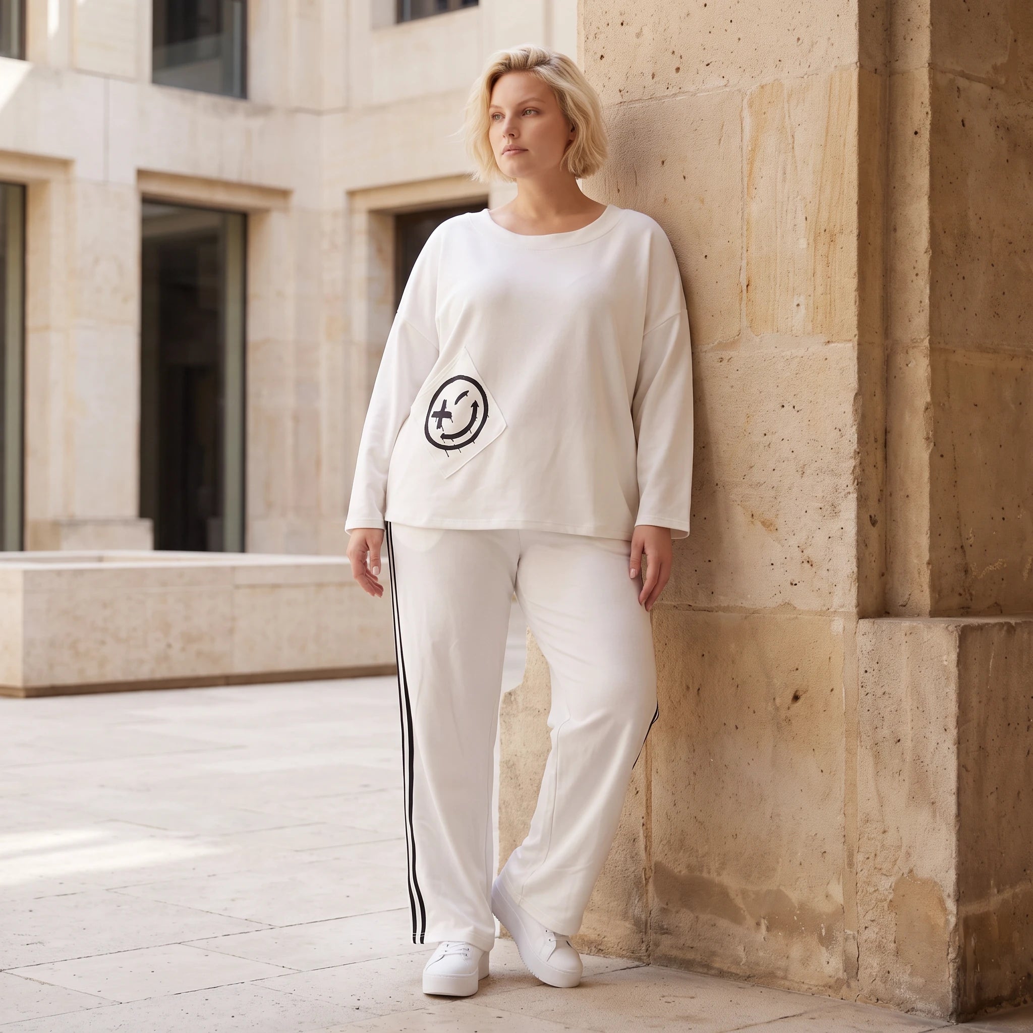 French Terry Sweatshirt mit Smileyprint an asymmetrischer Tasche Rundhals und 7/8-Arm