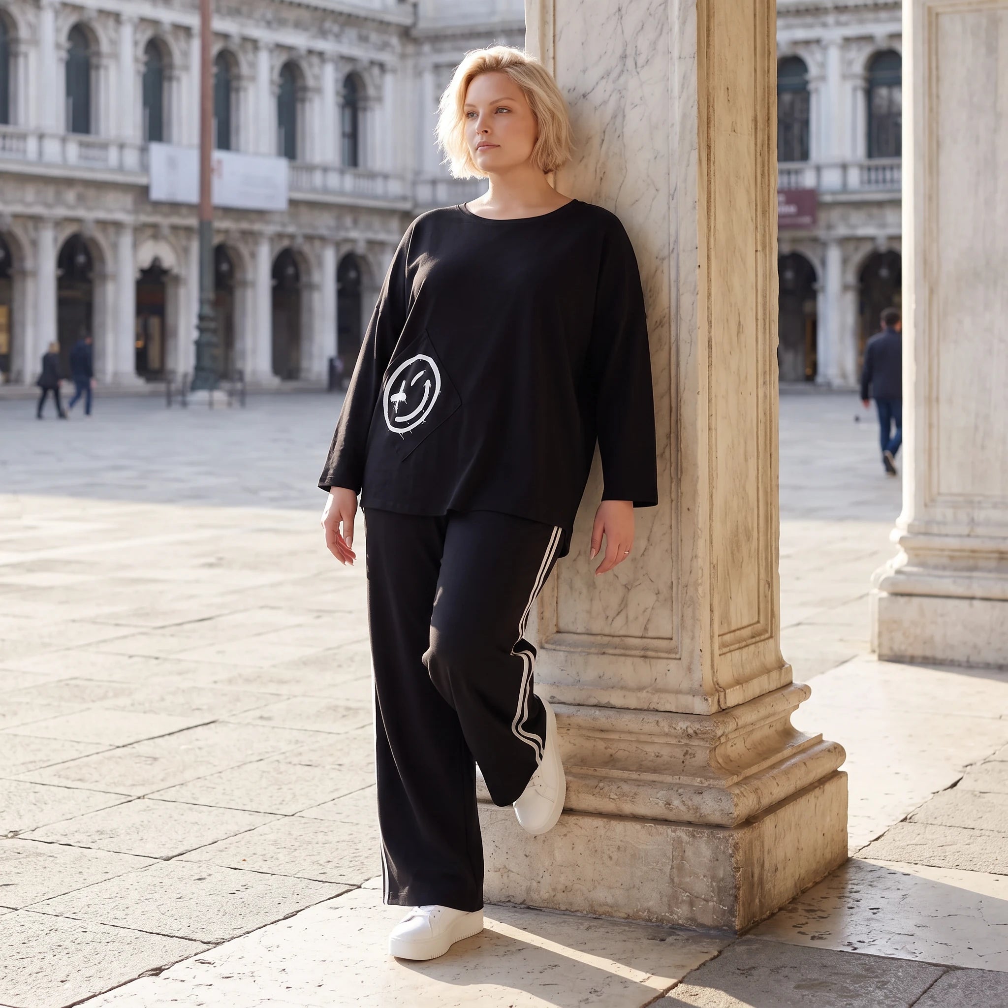 Ballonhose mit elastischem Bund und weissen Kontraststreifen im sportlichen College Look