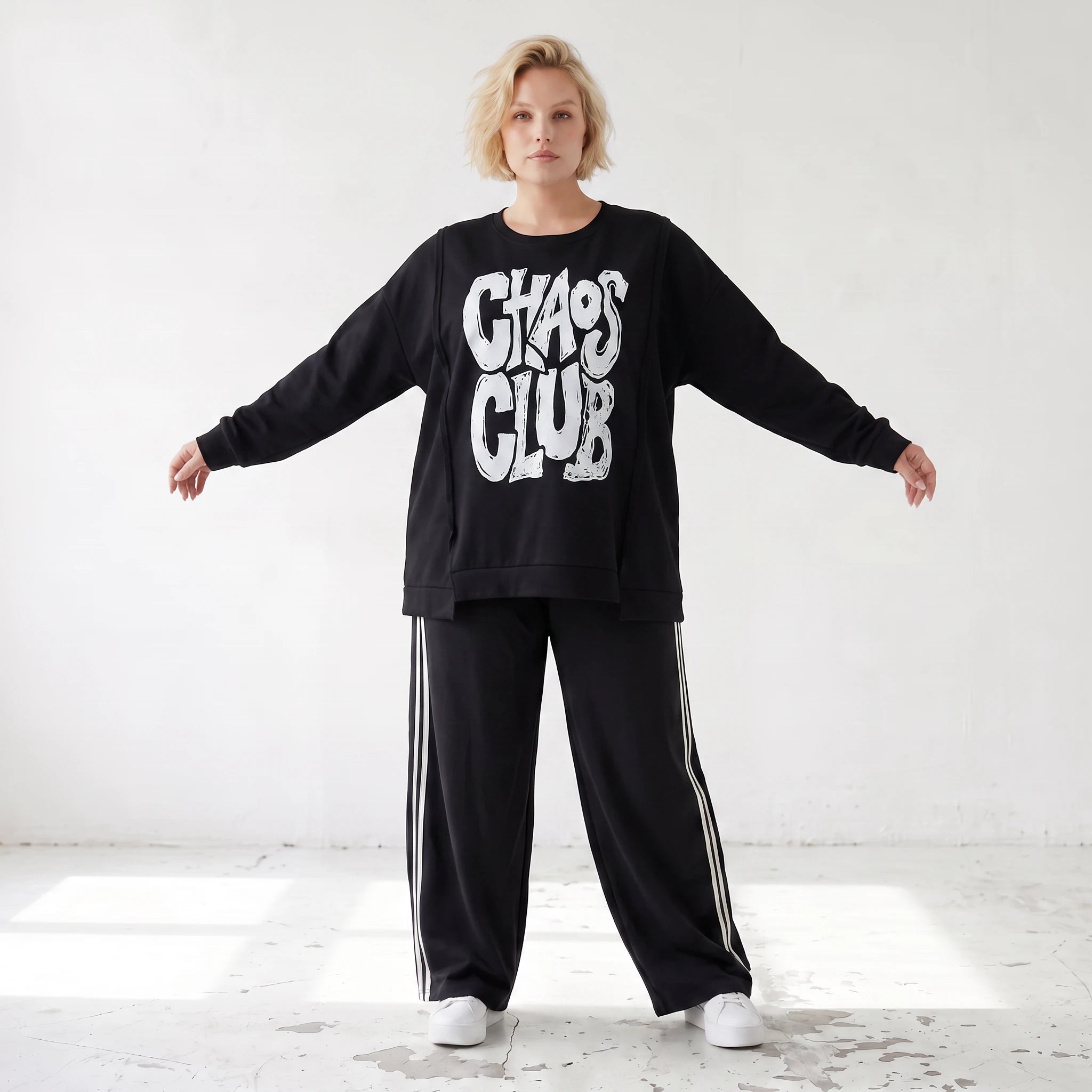 Statementshirt aus French Terry mit Chaos Club Print kastig und vorne kürzer geschnitten