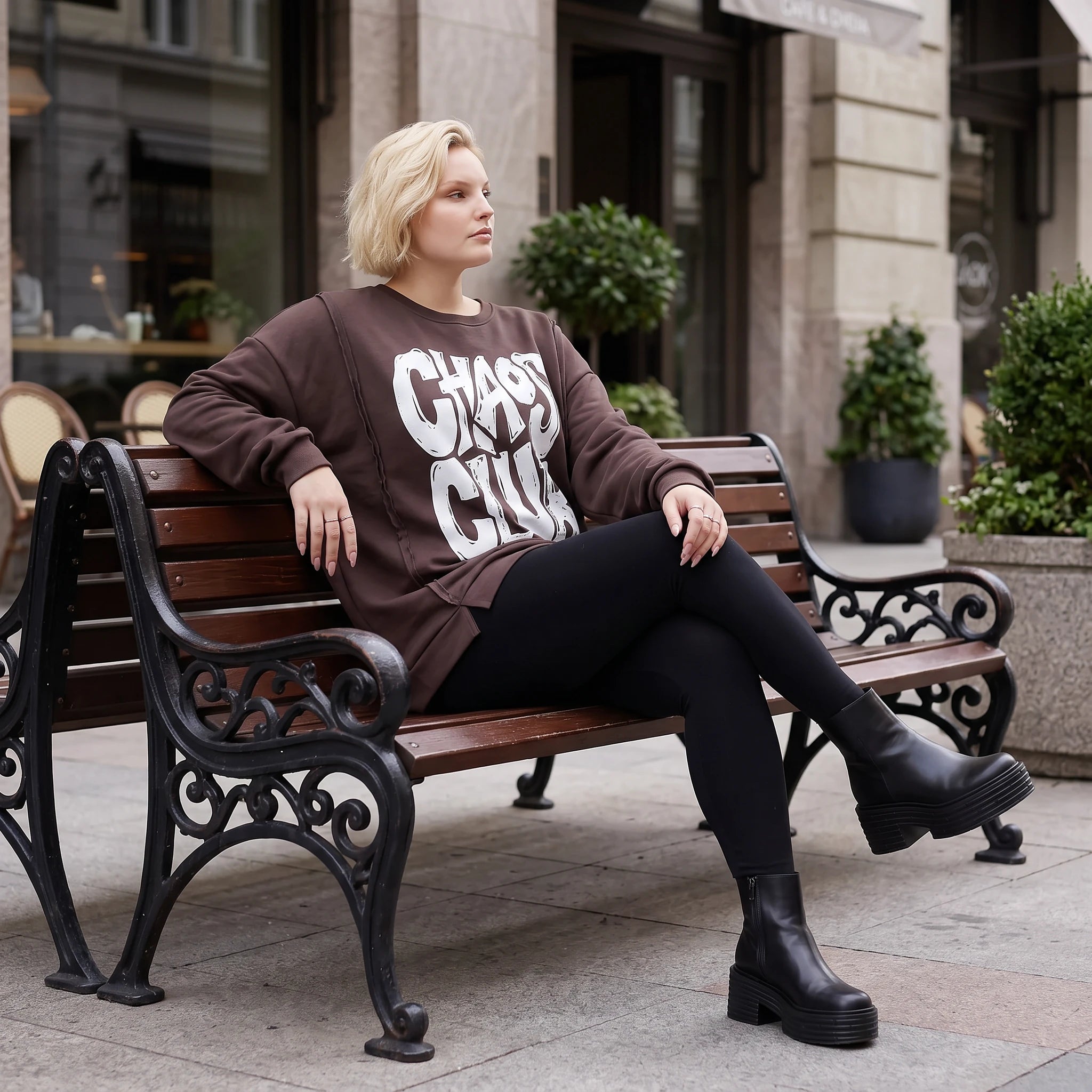 Braunes Sweatshirt mit Chaos Club Print aus French Terry und sichtbaren Außennähten
