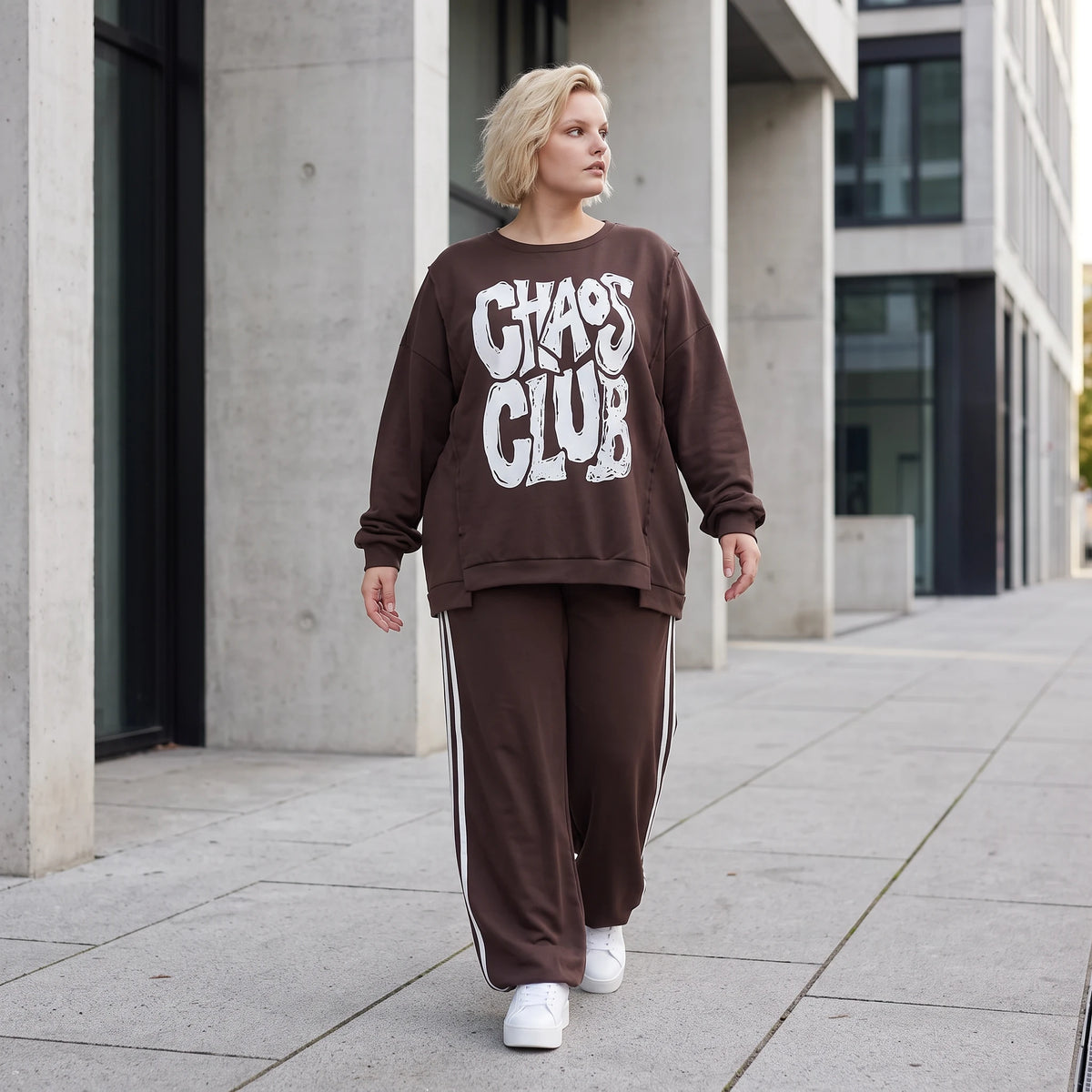 Braunes Sweatshirt mit Chaos Club Print aus French Terry und sichtbaren Außennähten