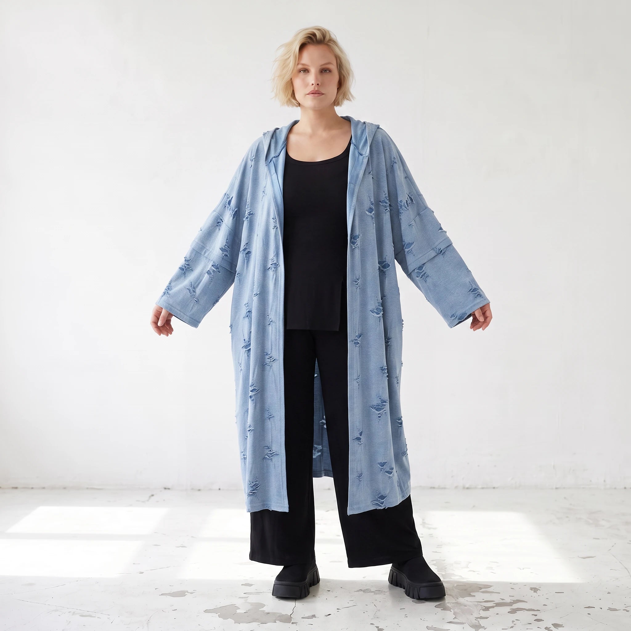 Jeansblauer Kapuzencardigan aus Baumwolljersey mit Elasthan mit lockerem geradem Schnitt