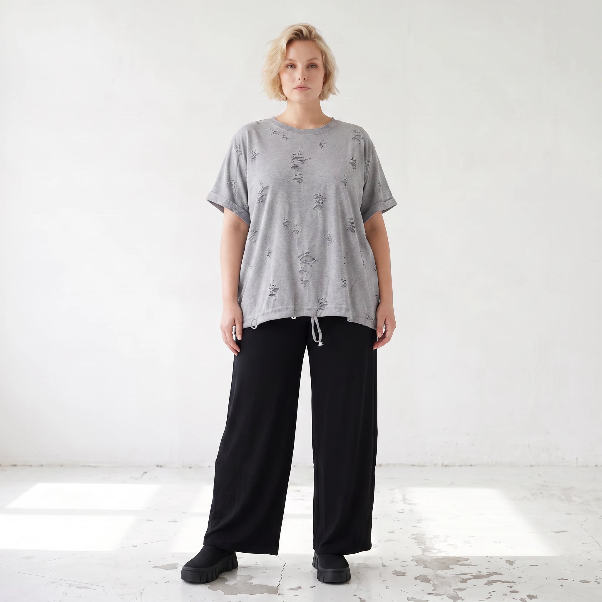 Graues Shirt im Destroyedlook aus weichem Jersey mit Rundhalsausschnitt geradem Schnitt