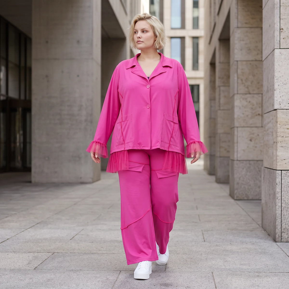 Fuchsia Stretchhose aus Travellergewebe mit geradem Bein Zierklappen und Overlocknaht