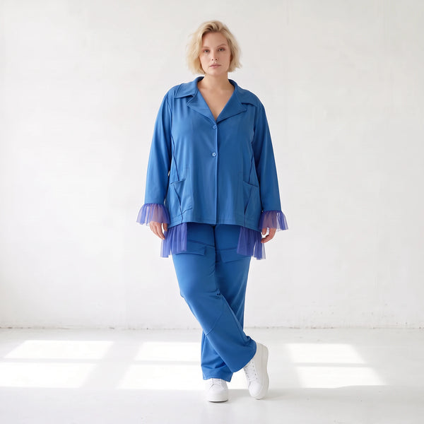 Royalblaue Travellerbluse in A-Linie mit Hemdkragen edler Tüll-Applikation und Nahttaschen