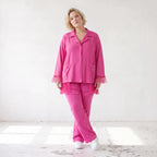 Fuchsia Travellerbluse mit Tüllbesatz und Overlocknaht leichte knitterarme Hemdbluse