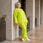 Limettengrünes Langarmshirt in Travellerqualität mit kastigem Schnitt und Tunnelzugsaum