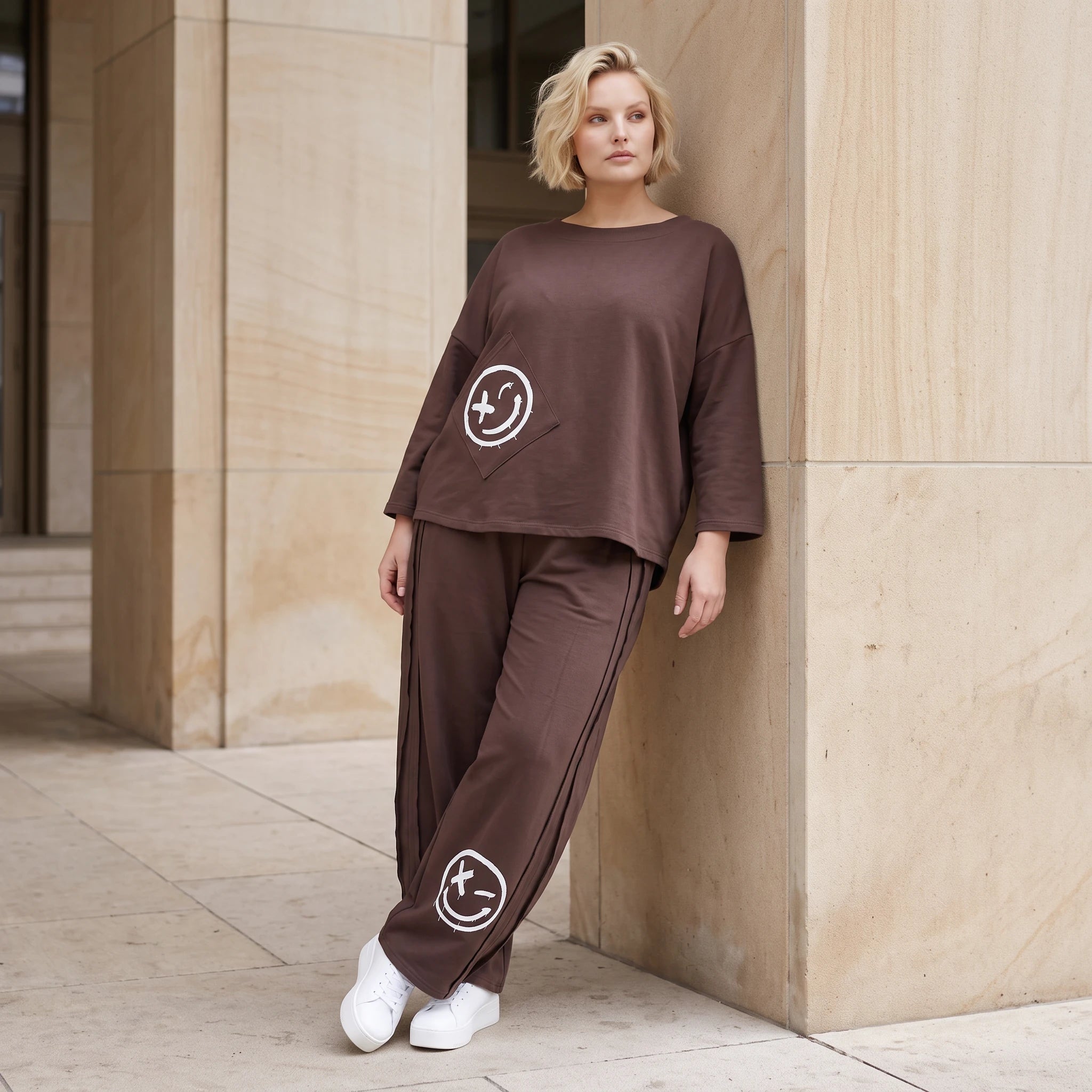 Ballonhose in Espresso aus French Terry mit Smiley Druck und Biesennähten bequem weich