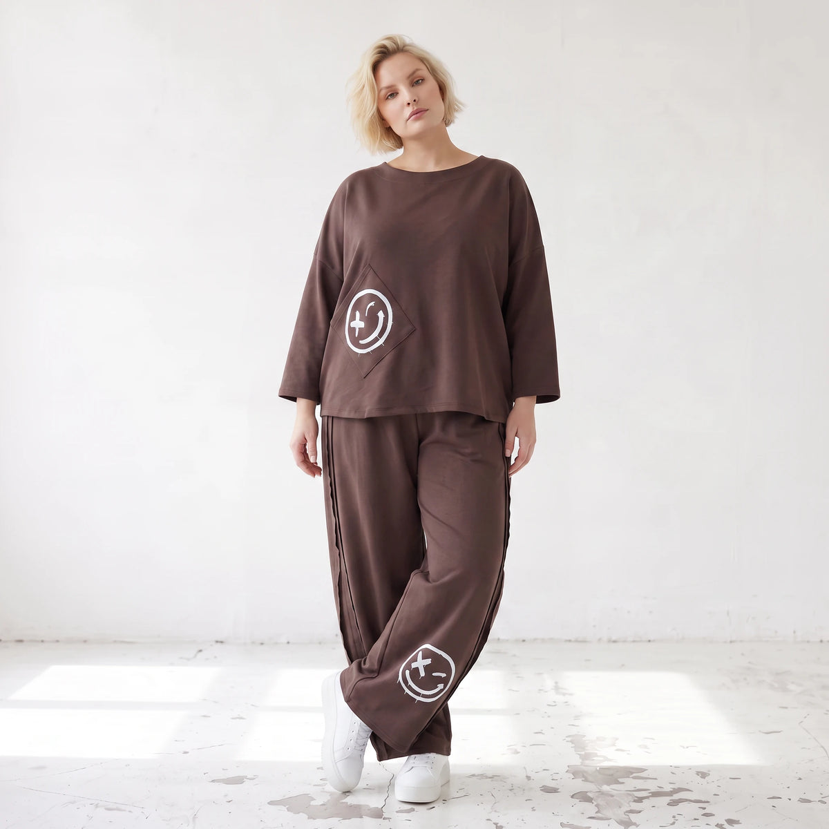 Ballonhose in Espresso aus French Terry mit Smiley Druck und Biesennähten bequem weich