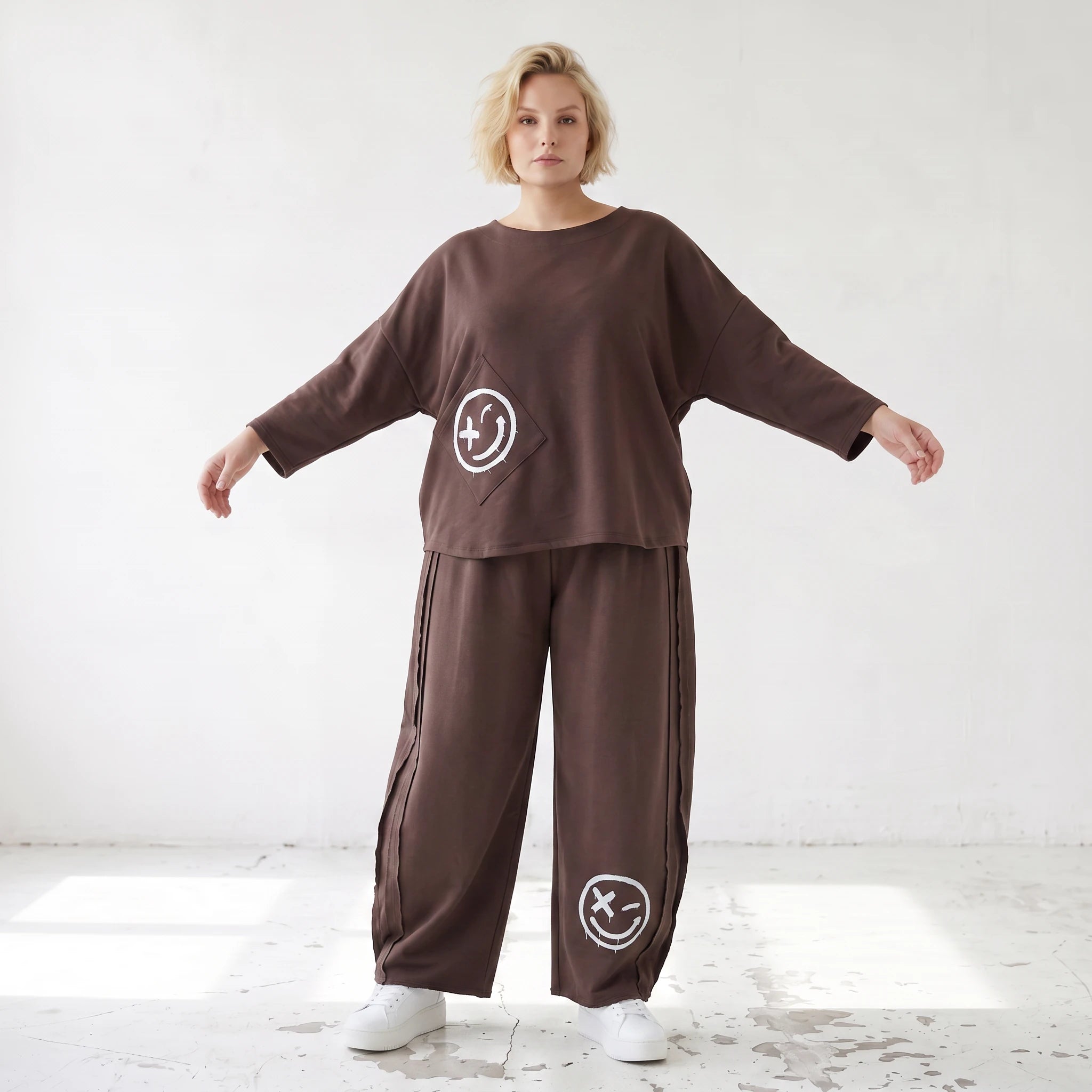 Ballonhose in Espresso aus French Terry mit Smiley Druck und Biesennähten bequem weich