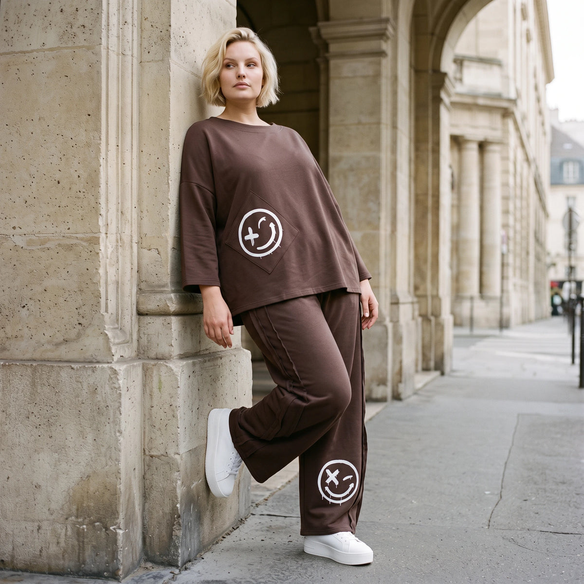 Ballonhose in Espresso aus French Terry mit Smiley Druck und Biesennähten bequem weich