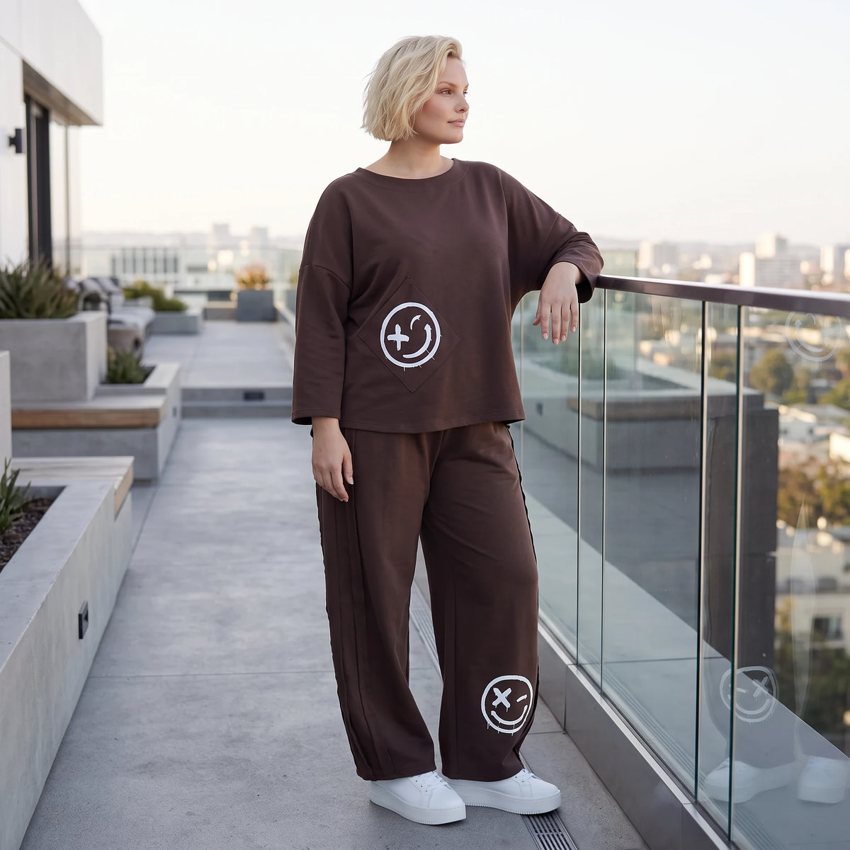 Ballonhose in Espresso aus French Terry mit Smiley Druck und Biesennähten bequem weich