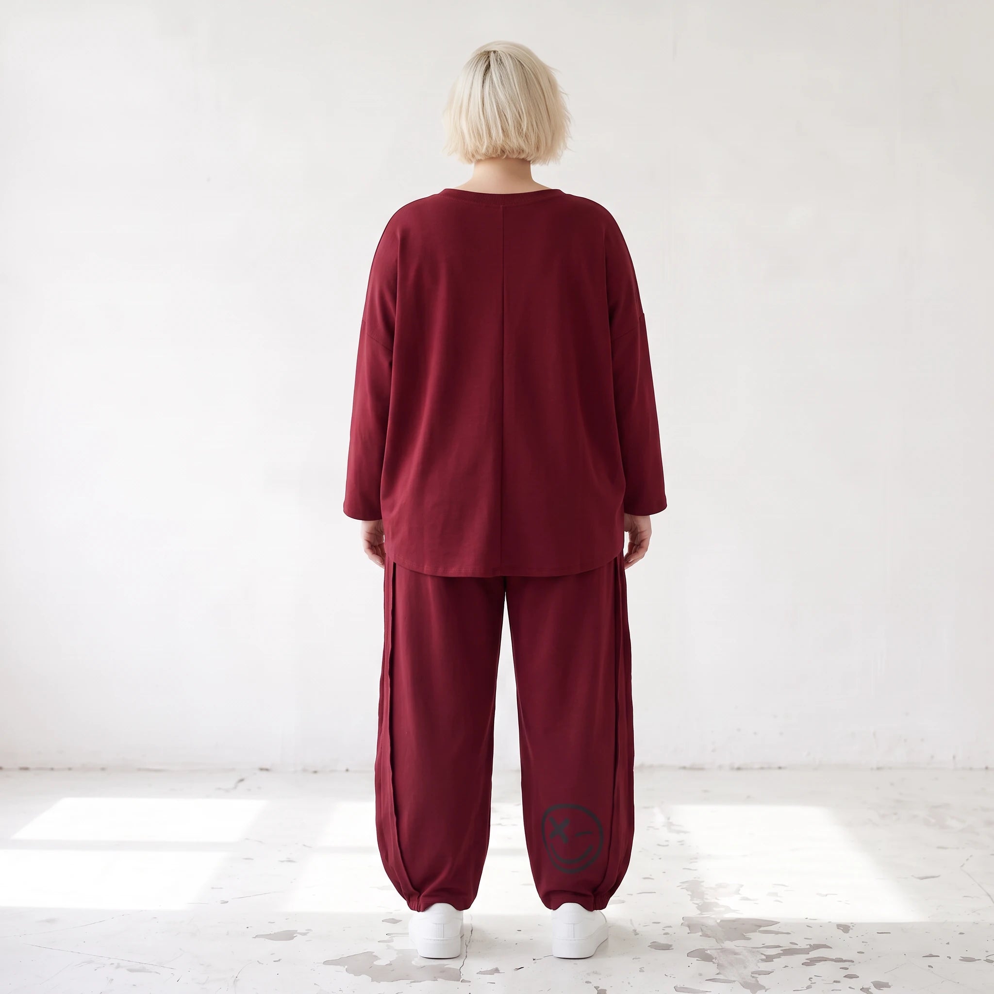 Weinrote Ballonhose aus French Terry mit Smiley-Print Biesennähten und softem Komfort