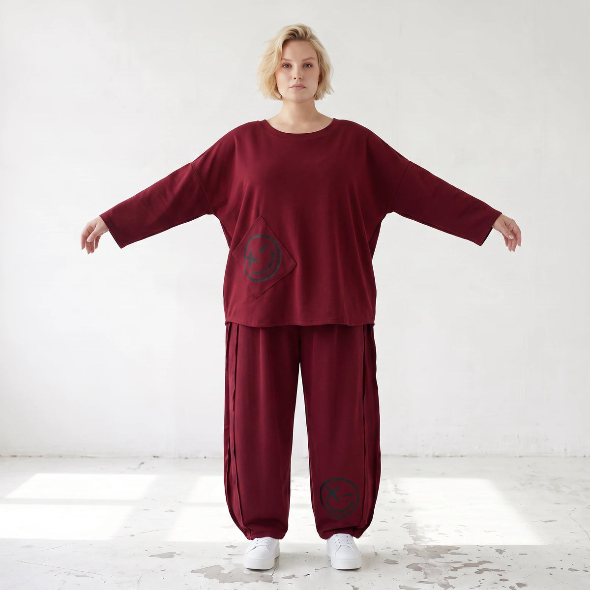 Weinrote Ballonhose aus French Terry mit Smiley-Print Biesennähten und softem Komfort
