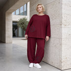 Weinrote Ballonhose aus French Terry mit Smiley-Print Biesennähten und softem Komfort