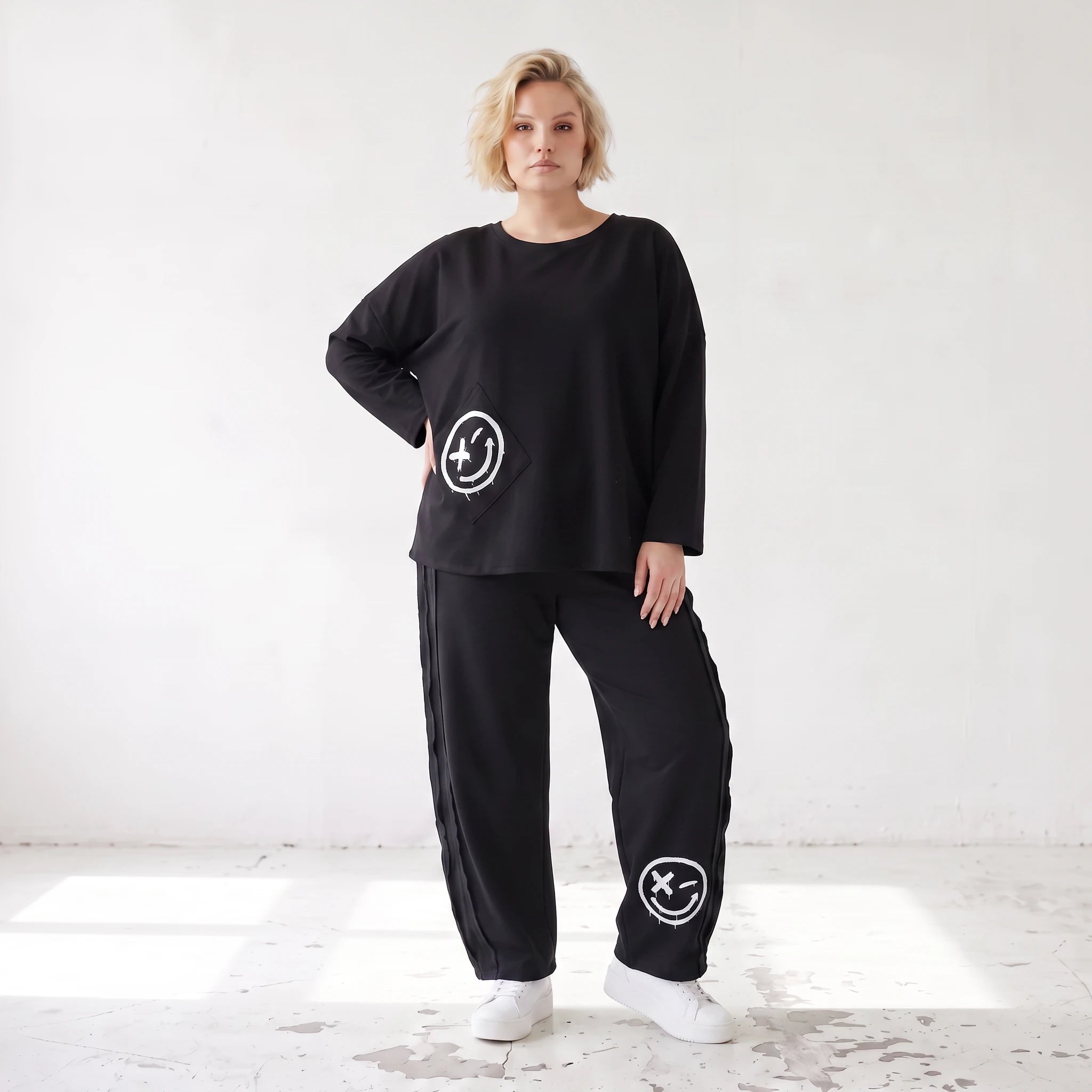 Ballonhose in Midnight Black aus French Terry mit Stretch und Smiley Detail vorn am Bein