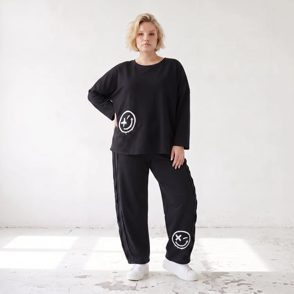 Ballonhose in Midnight Black aus French Terry mit Stretch und Smiley Detail vorn am Bein