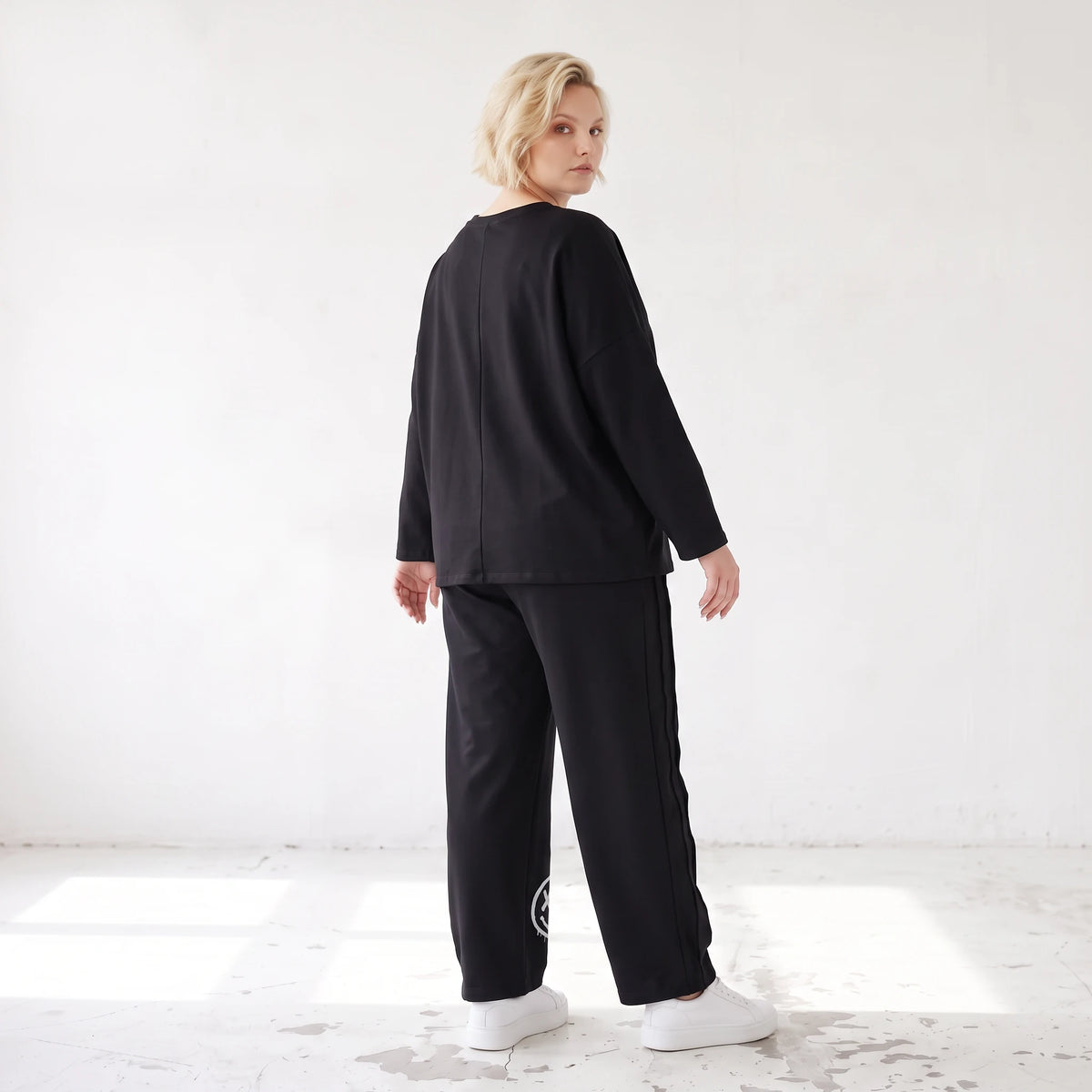 Ballonhose in Midnight Black aus French Terry mit Stretch und Smiley Detail vorn am Bein