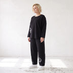 Ballonhose in Midnight Black aus French Terry mit Stretch und Smiley Detail vorn am Bein