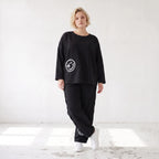Ballonhose in Midnight Black aus French Terry mit Stretch und Smiley Detail vorn am Bein
