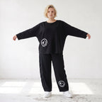 Ballonhose in Midnight Black aus French Terry mit Stretch und Smiley Detail vorn am Bein