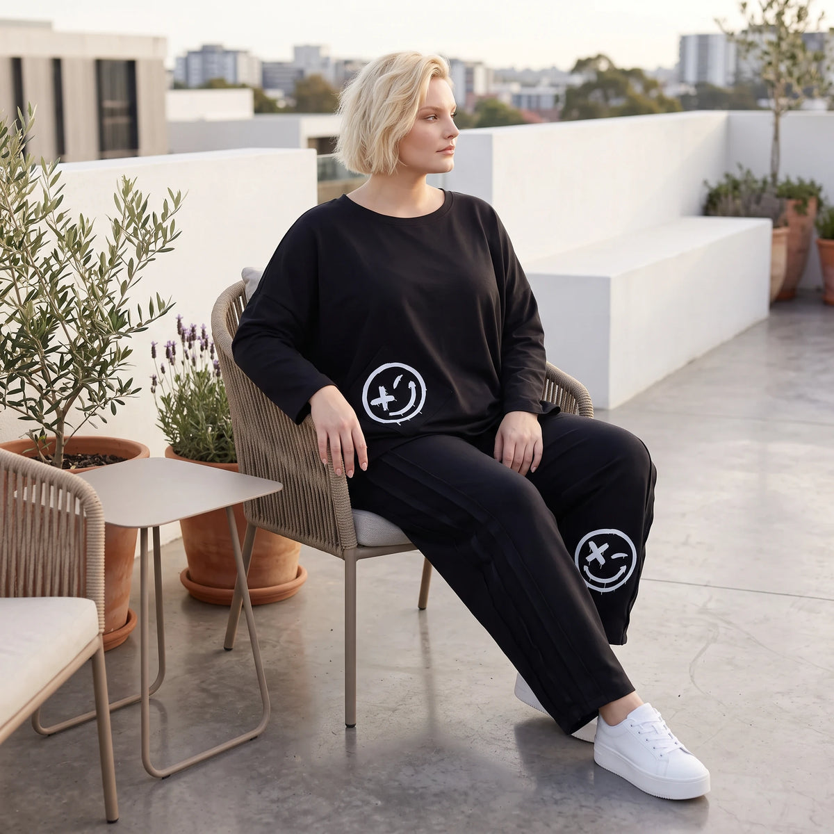 Ballonhose in Midnight Black aus French Terry mit Stretch und Smiley Detail vorn am Bein