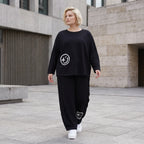 Ballonhose in Midnight Black aus French Terry mit Stretch und Smiley Detail vorn am Bein