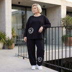 Ballonhose in Midnight Black aus French Terry mit Stretch und Smiley Detail vorn am Bein