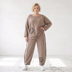 Taupe Ballonhose aus weichem French Terry mit Smileymuster Biesennähten und Dehnbund