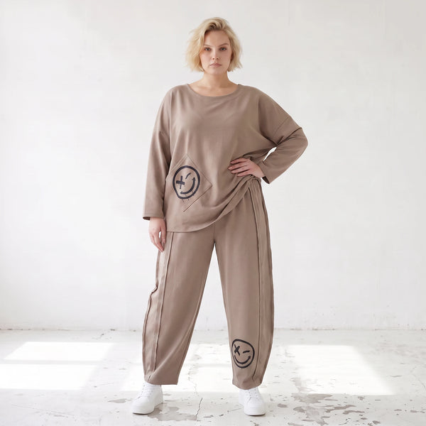 Taupe Ballonhose aus weichem French Terry mit Smileymuster Biesennähten und Dehnbund