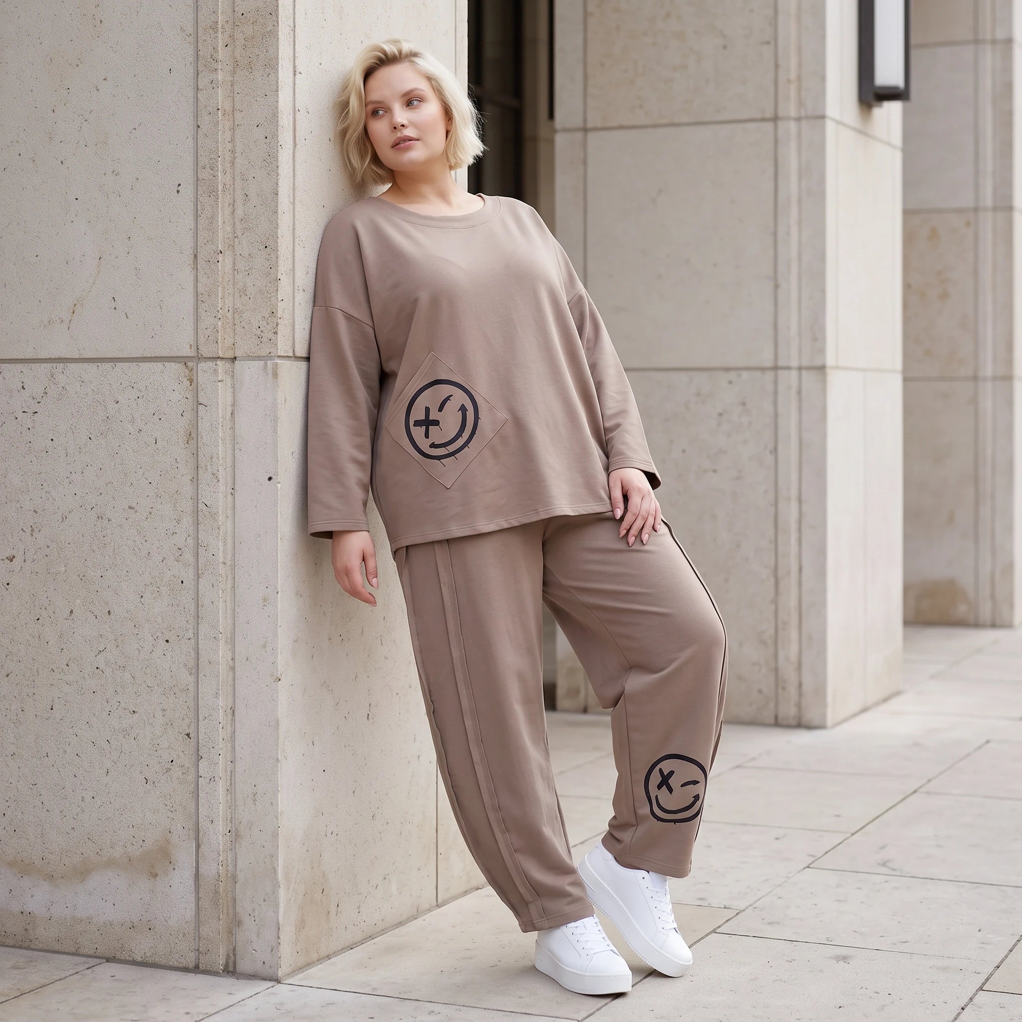 Taupe Ballonhose aus weichem French Terry mit Smileymuster Biesennähten und Dehnbund