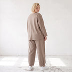 Taupe Ballonhose aus weichem French Terry mit Smileymuster Biesennähten und Dehnbund
