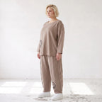 Taupe Ballonhose aus weichem French Terry mit Smileymuster Biesennähten und Dehnbund