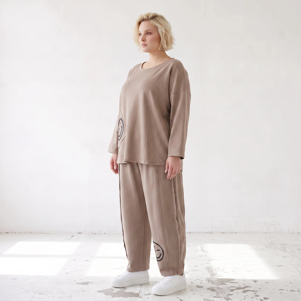 Taupe Ballonhose aus weichem French Terry mit Smileymuster Biesennähten und Dehnbund