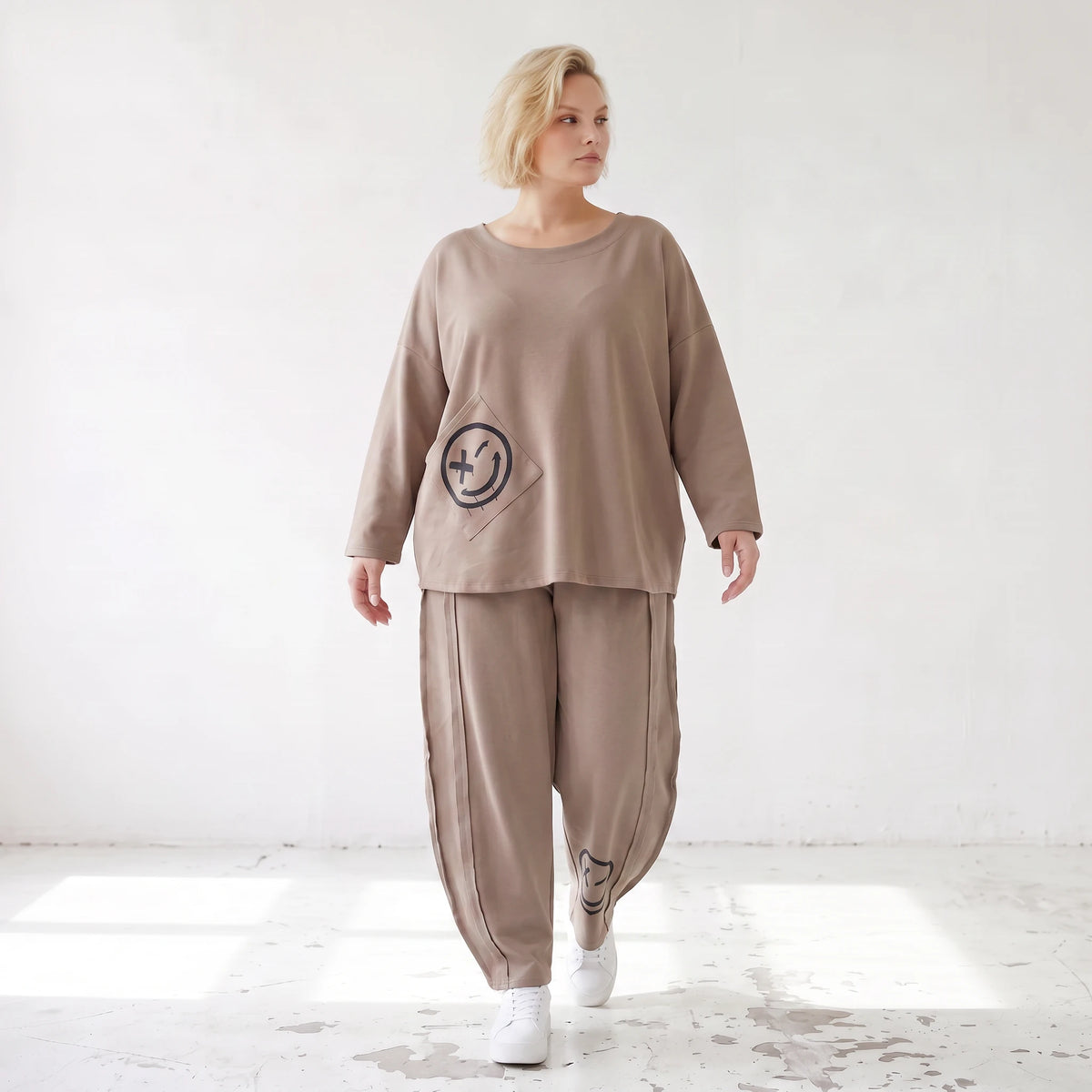 Taupe Ballonhose aus weichem French Terry mit Smileymuster Biesennähten und Dehnbund