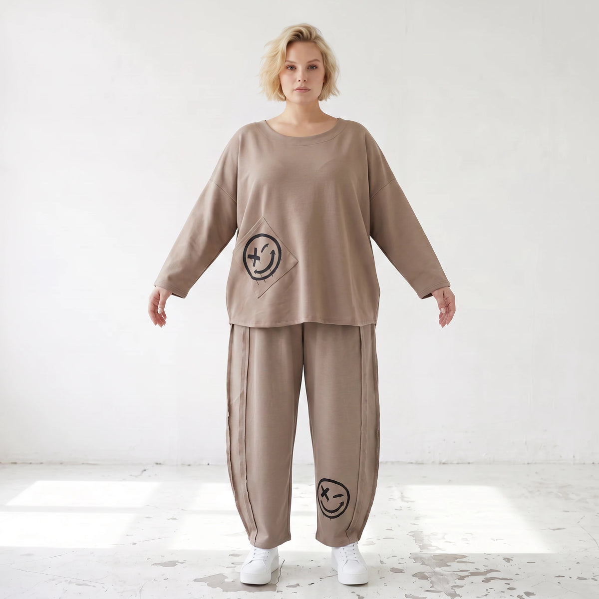 Taupe Ballonhose aus weichem French Terry mit Smileymuster Biesennähten und Dehnbund