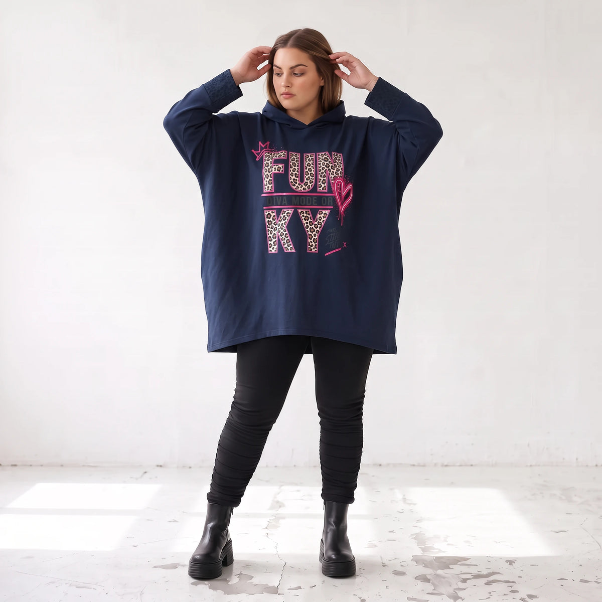Dunkelblaues Kapuzensweatshirt mit Leoprint aus French Terry mit gerader Silhouette