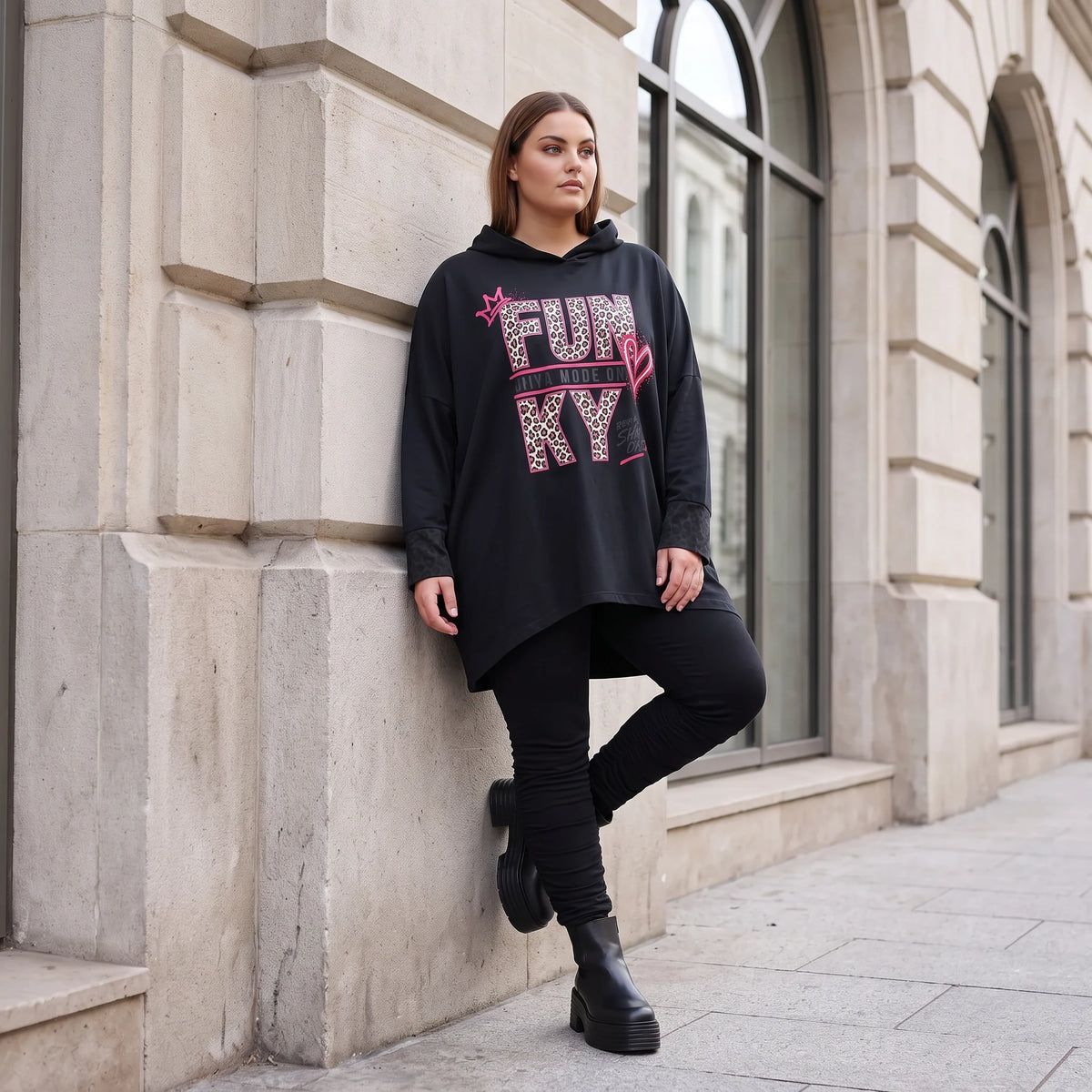Schwarzer Kapuzenpulli mit Leo Print aus softem French Terry mit Kapuze Seitentaschen