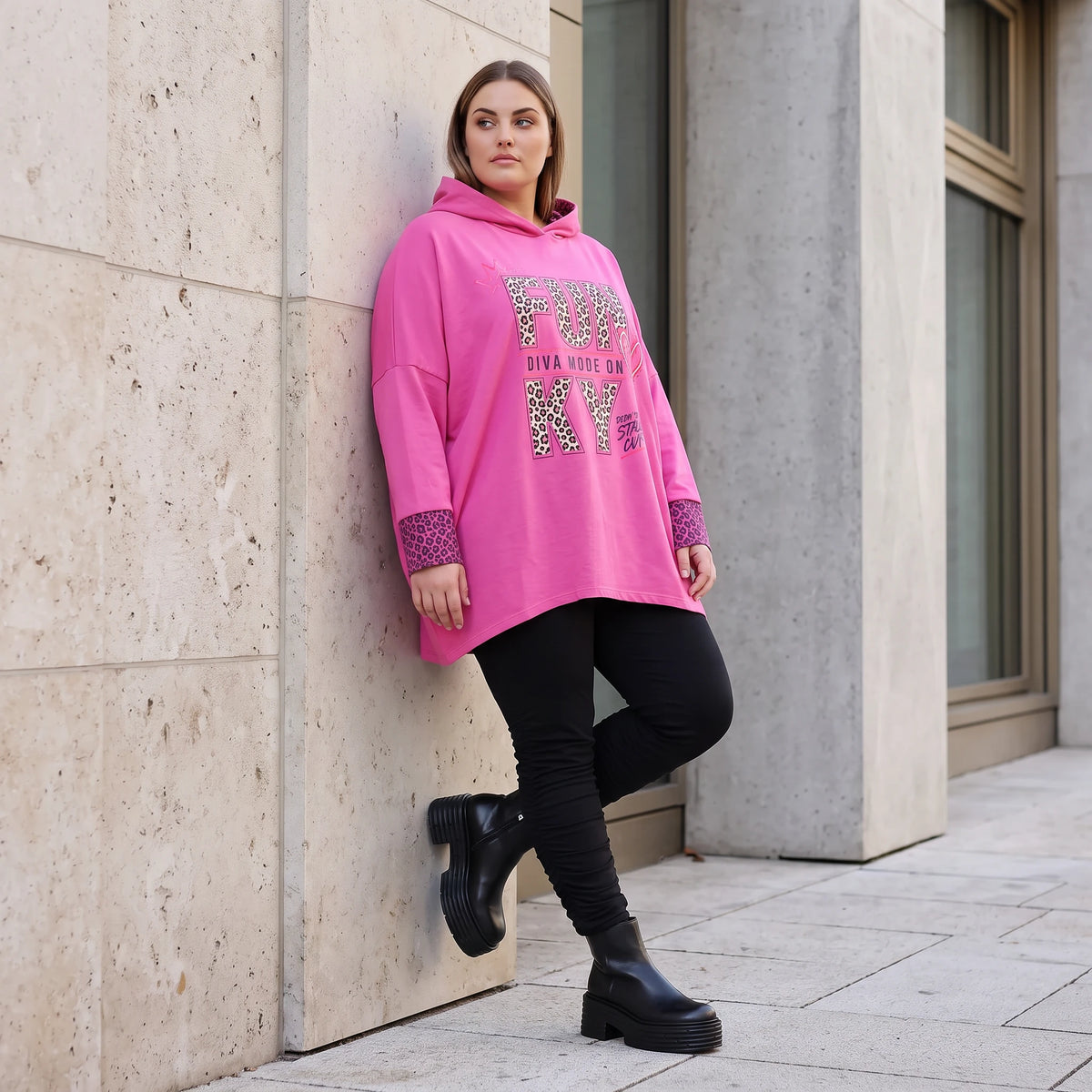 Pinke Leoprint Kapuzensweatjacke aus Baumwollmix mit French Terry und verlängertem Rücken