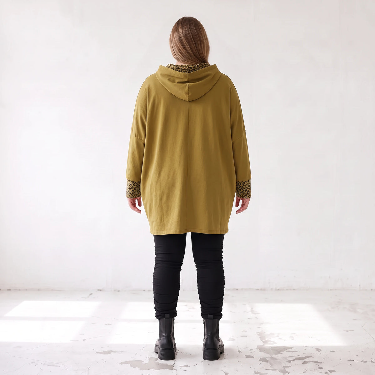 Kapuzensweatshirt in Camel mit Leoprint aus French Terry in gerader Form länger hinten